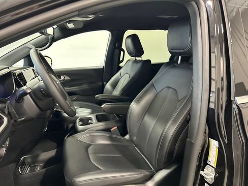 Used 2025 Chrysler Pacifica Select FWD image 15