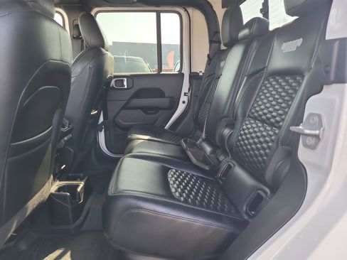 Used 2021 Jeep Gladiator Overland AWD/4WD image 12