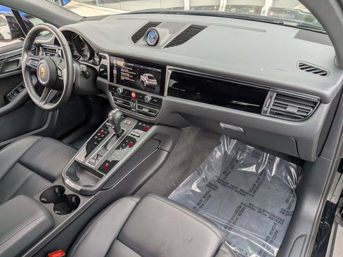 Certified 2025 Porsche Macan image 27