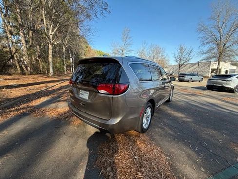 Used 2017 Chrysler Pacifica Touring-L Plus w/ Tire & Wheel Group image 18
