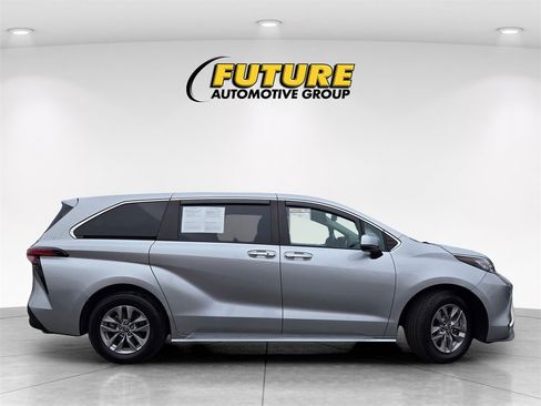 Used 2022 Toyota Sienna XLE image 3