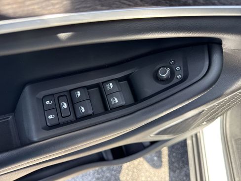 Used 2023 Jeep Grand Cherokee Limited w/ Black Appearance Package AWD/4WD image 15