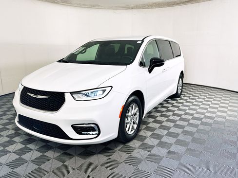 Used 2025 Chrysler Pacifica Select FWD image 7