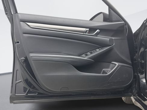 Used 2018 Honda Accord Sport image 9