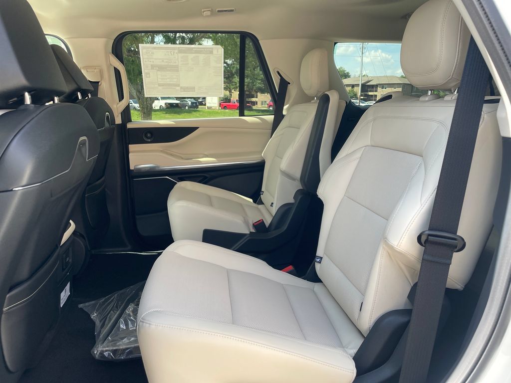 New 2027 Lincoln Navigator Premiere AWD/4WD image 13