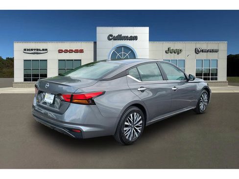 Used 2025 Nissan Altima 2.5 SV FWD image 3