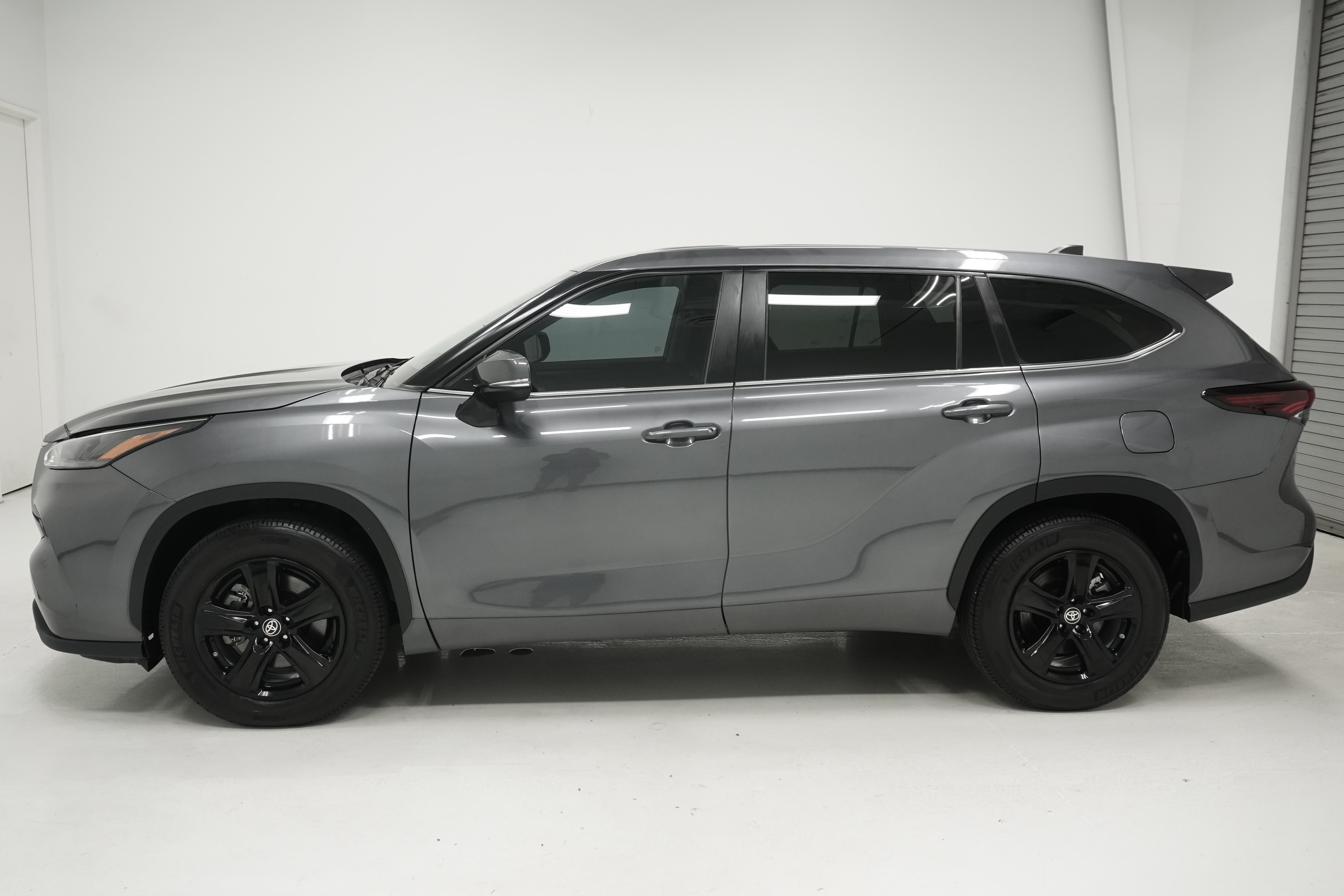 Used 2024 Toyota Highlander LE FWD image 7