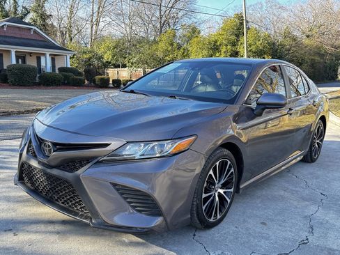 Used 2020 Toyota Camry SE image 2