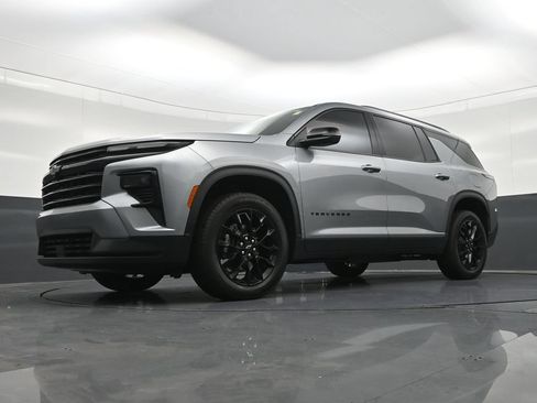 Used 2025 Chevrolet Traverse LT w/ Midnight/Sport Edition FWD image 25