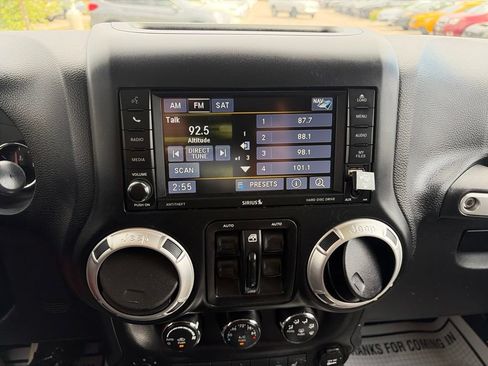 Used 2017 Jeep Wrangler Unlimited Sahara w/ Connectivity Group AWD/4WD image 30