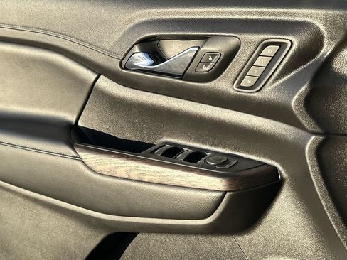 Used 2022 GMC Acadia Denali w/ Denali Ultimate Package FWD image 24