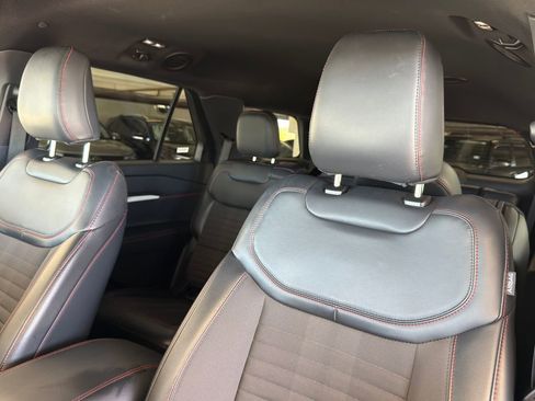 Used 2025 Ford Explorer ST-Line w/ ST-Line Street Pack AWD/4WD image 18