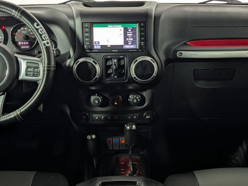 Used 2015 Jeep Wrangler Unlimited Rubicon AWD/4WD image 17