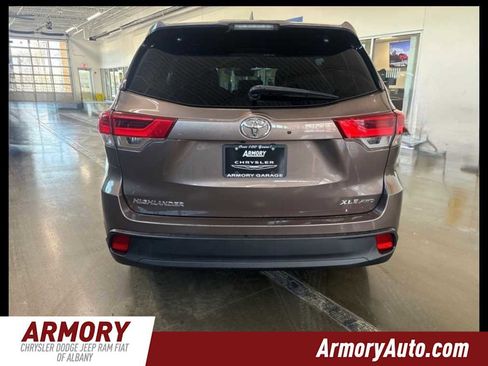 Used 2019 Toyota Highlander XLE image 4