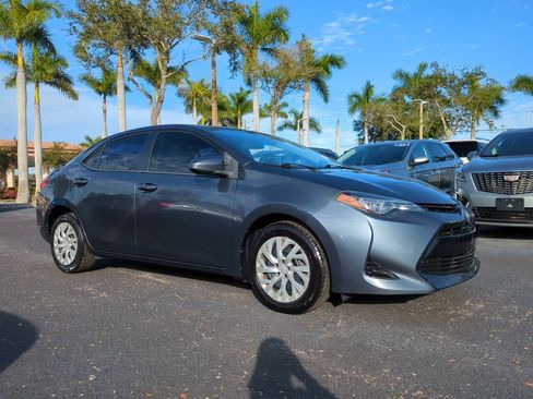 Used 2018 Toyota Corolla LE image 2