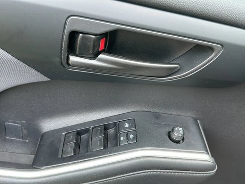 Used 2021 Toyota Highlander LE FWD image 47