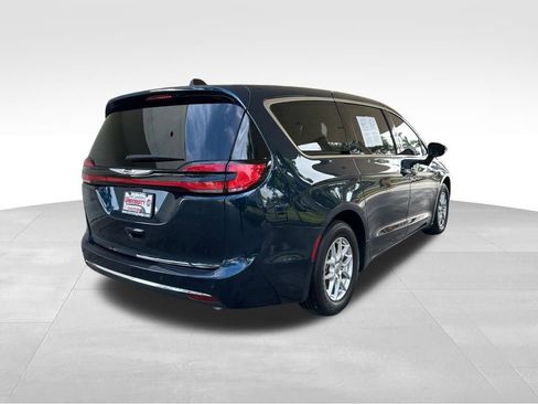 Used 2024 Chrysler Pacifica Touring-L FWD image 3