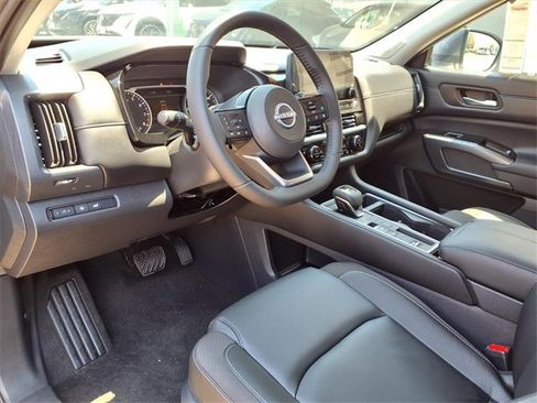 New 2025 Nissan Pathfinder SL image 12