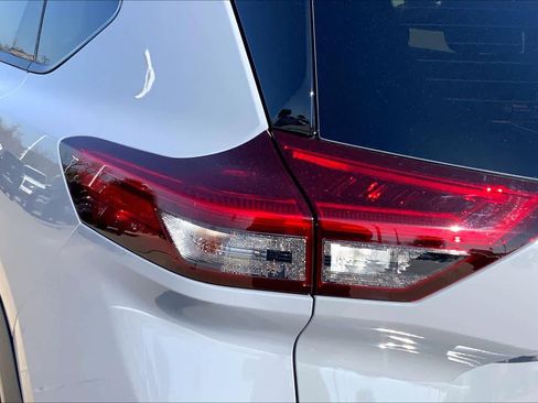 Used 2025 Nissan Rogue SL image 27