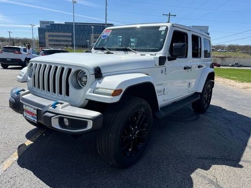 Used 2023 Jeep Wrangler Unlimited Sahara w/ Cold Weather Group AWD/4WD image 6