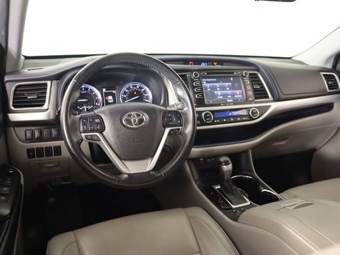 Used 2019 Toyota Highlander XLE image 2