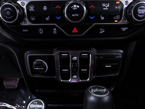 Used 2019 Jeep Wrangler Unlimited Sahara AWD/4WD image 23