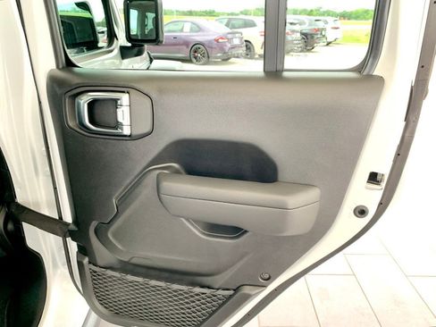 Used 2025 Jeep Gladiator Mojave AWD/4WD image 24
