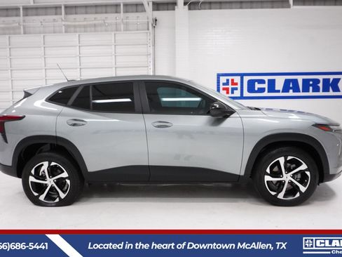 Used 2025 Chevrolet Trax RS w/ Sunroof Package image 4