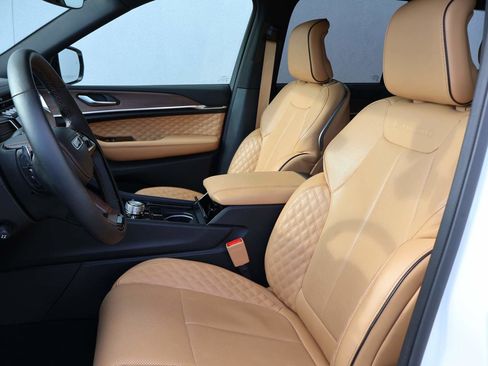 Used 2025 Jeep Grand Cherokee Summit w/ Luxury Tech Group V AWD/4WD image 9