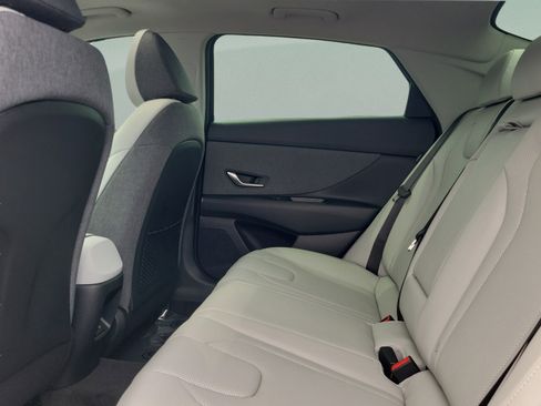 Certified 2025 Hyundai Elantra Limited FWD image 11