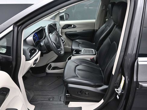 Used 2023 Chrysler Pacifica Touring-L FWD image 31