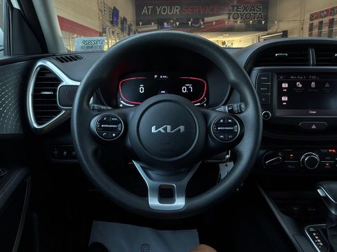 Used 2025 Kia Soul LX w/ LX Technology Package FWD image 30