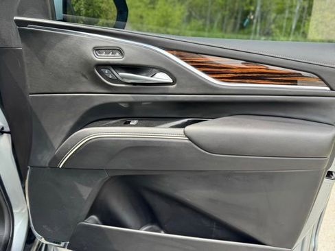 Used 2023 Cadillac Escalade Premium Luxury AWD/4WD image 19