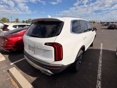 Used 2022 Kia Telluride EX w/ EX Premium Package FWD image 5