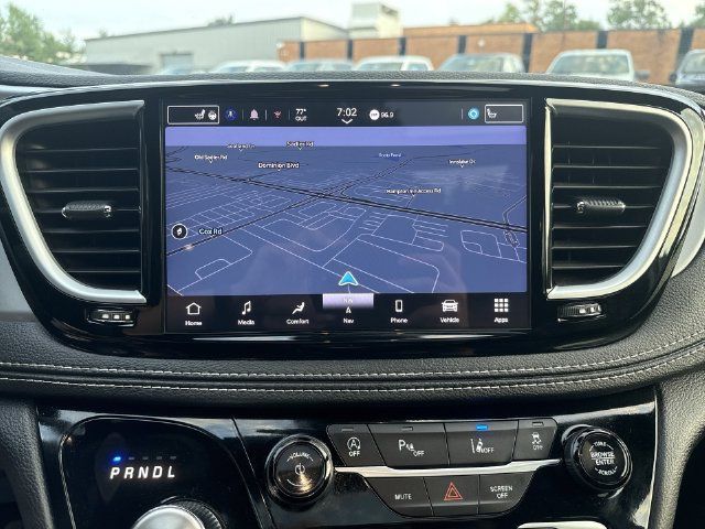 Used 2025 Chrysler Pacifica Limited FWD image 18