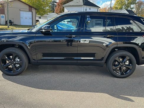 New 2025 Jeep Grand Cherokee Limited w/ Black Appearance Package image 4