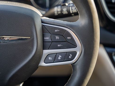 Used 2024 Chrysler Pacifica Touring-L image 29