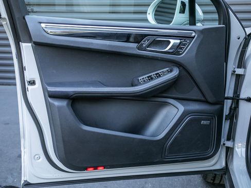 Certified 2025 Porsche Macan image 18