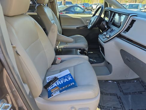Used 2015 Toyota Sienna XLE Premium image 10