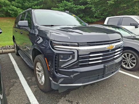 Used 2025 Chevrolet Suburban LT AWD/4WD image 3