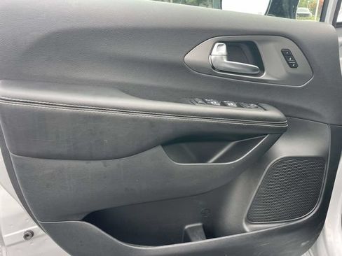 Used 2026 Chrysler Pacifica Select FWD image 15