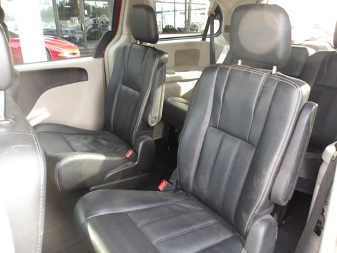Used 2016 Chrysler Town & Country Touring image 10