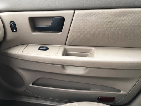 Used 2004 Ford Taurus SES image 11