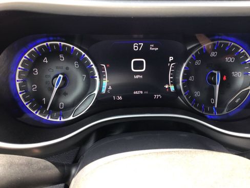 Used 2025 Chrysler Pacifica Select FWD image 16