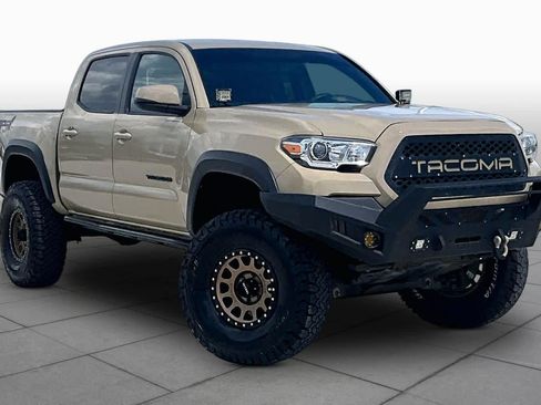 Used 2017 Toyota Tacoma TRD Off-Road w/ Tow Package (A/T) AWD/4WD image 2