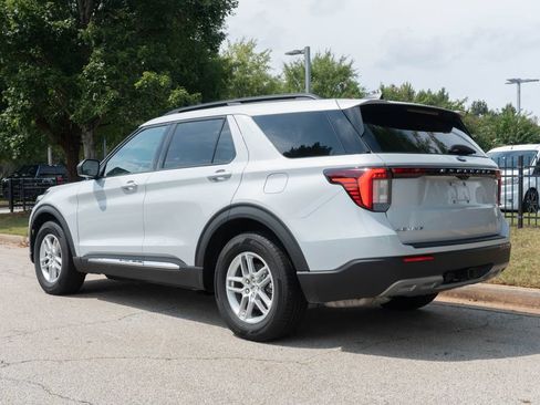 Used 2025 Ford Explorer Active w/ Active Comfort Package RWD image 13