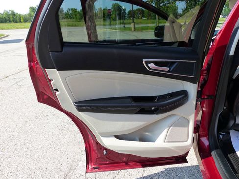 Used 2018 Ford Edge Titanium w/ Equipment Group 301A AWD/4WD image 38