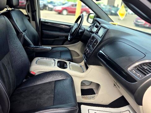 Used 2019 Dodge Grand Caravan SXT image 13