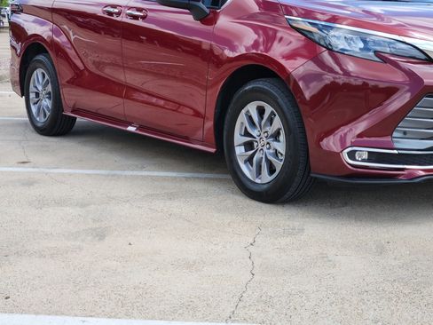 Used 2025 Toyota Sienna XLE FWD image 11