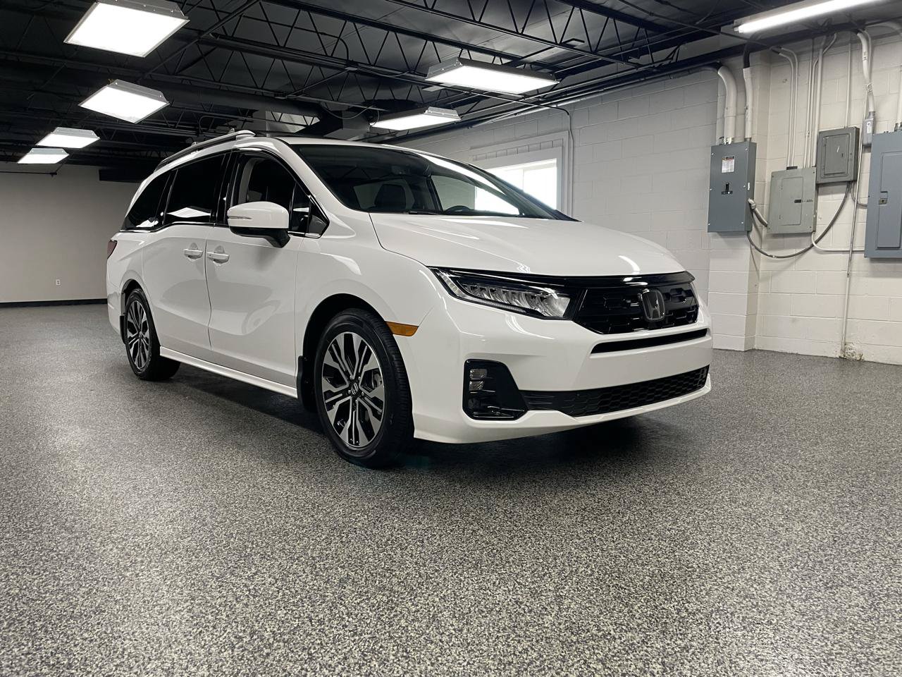Used 2026 Honda Odyssey Elite image 3